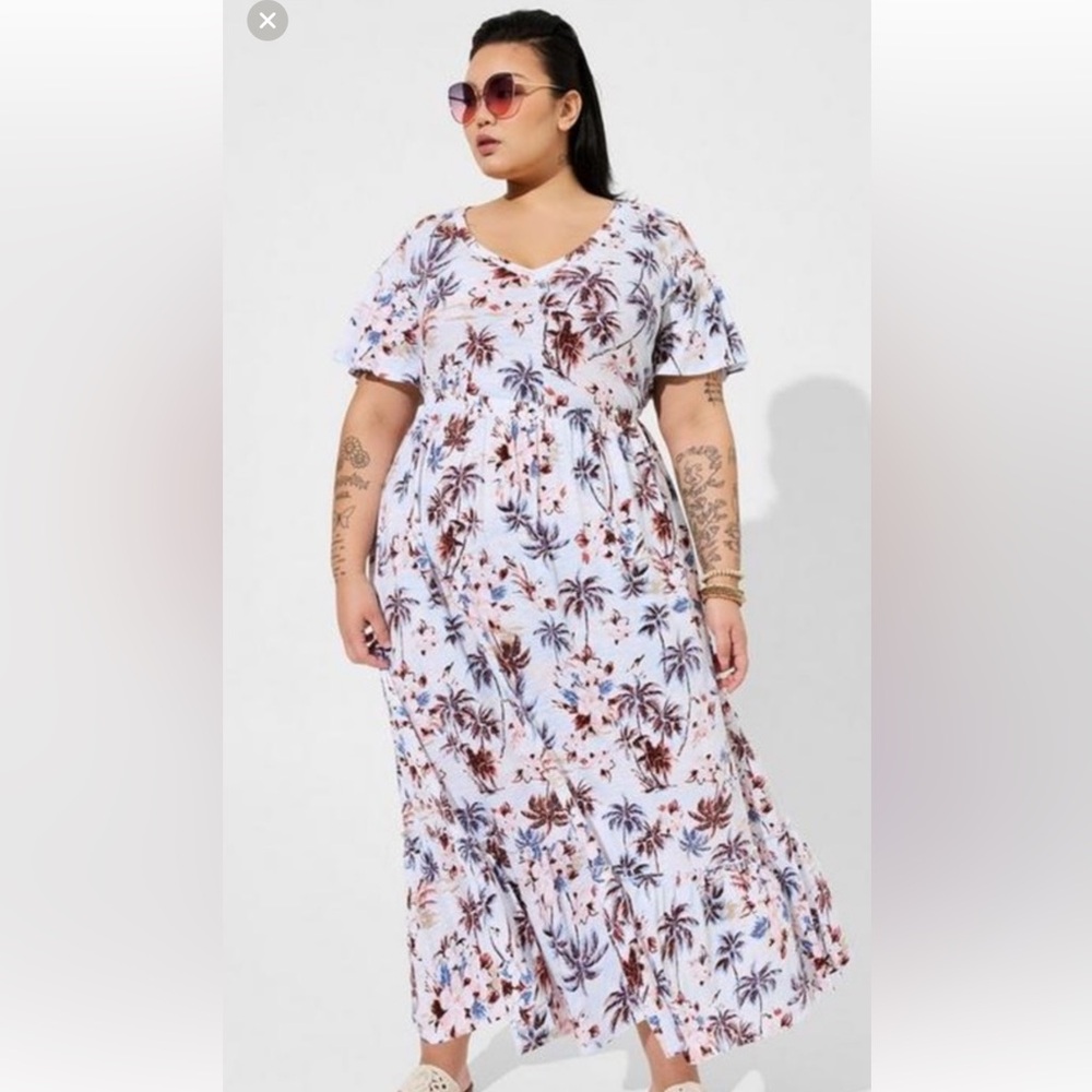 NWT Torrid maxi dress in 4X with flutter sleeves, bottom ruffle